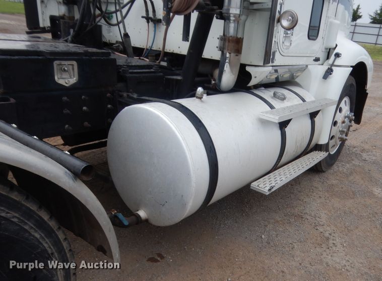 image for item DJ2233 2002 International 9200i  semi truck