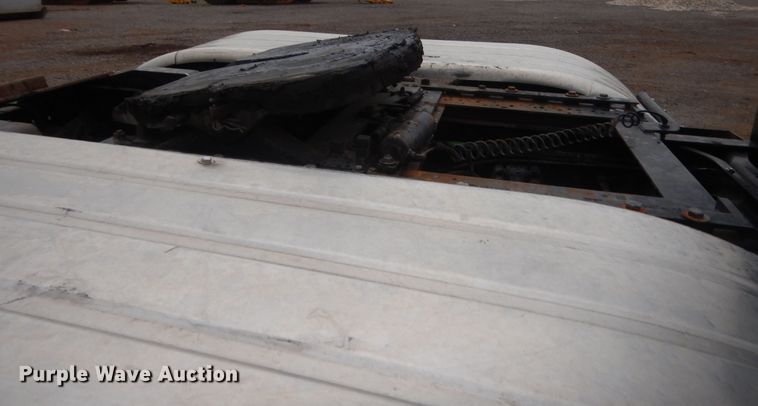 image for item DJ2233 2002 International 9200i  semi truck