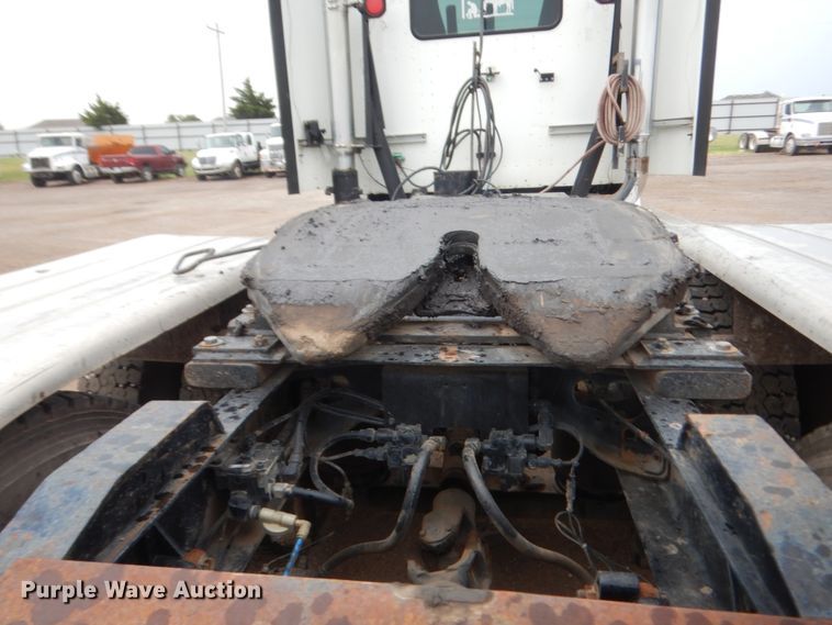 image for item DJ2233 2002 International 9200i  semi truck