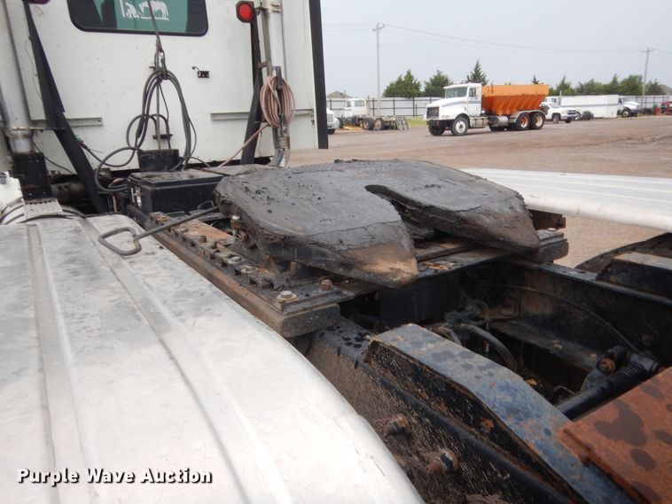 image for item DJ2233 2002 International 9200i  semi truck