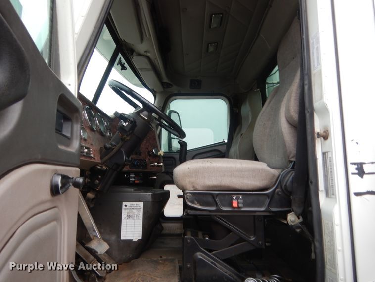 image for item DJ2233 2002 International 9200i  semi truck