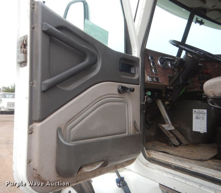 image for item DJ2233 2002 International 9200i  semi truck