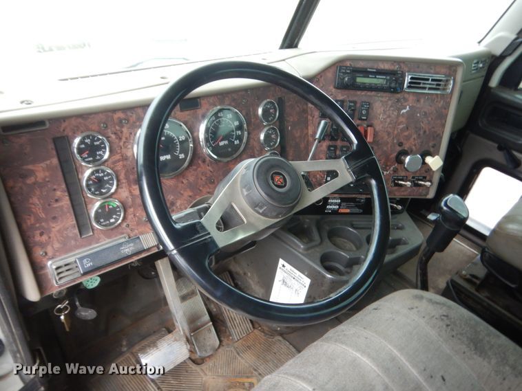 image for item DJ2233 2002 International 9200i  semi truck