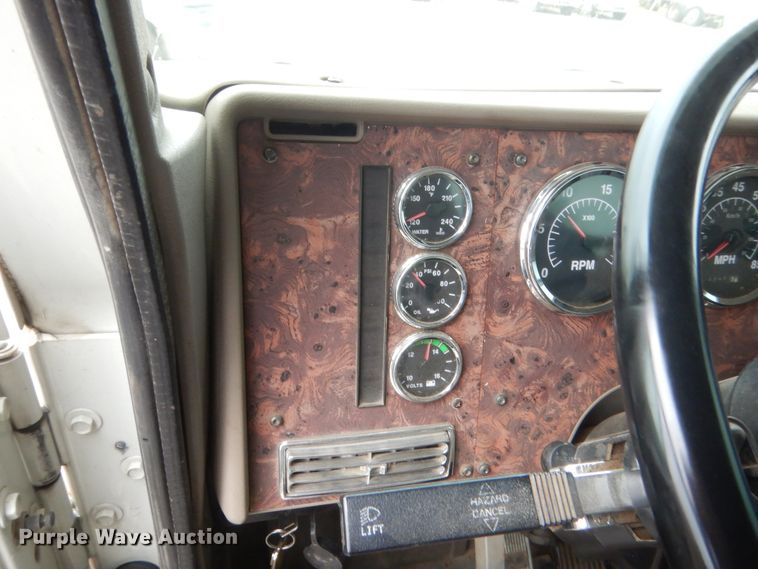 image for item DJ2233 2002 International 9200i  semi truck