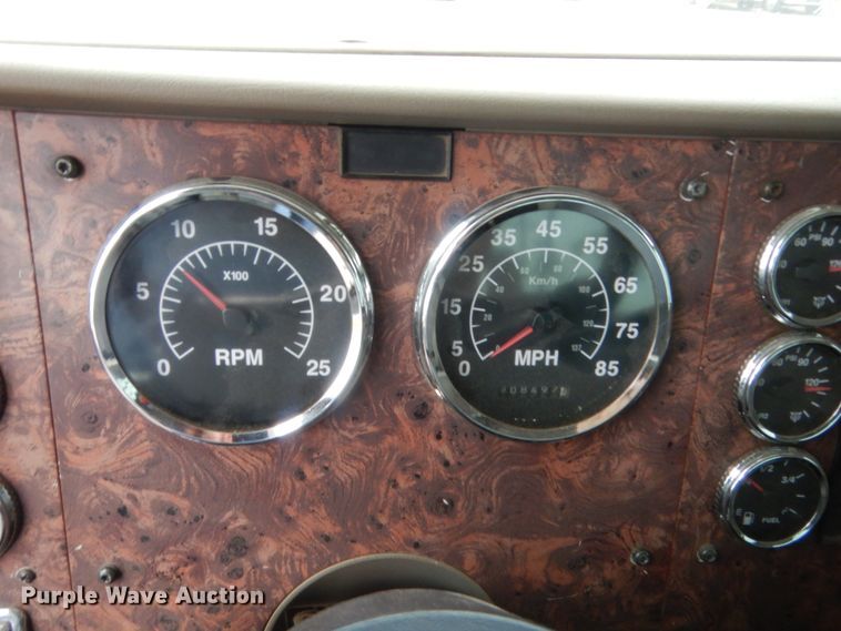 image for item DJ2233 2002 International 9200i  semi truck