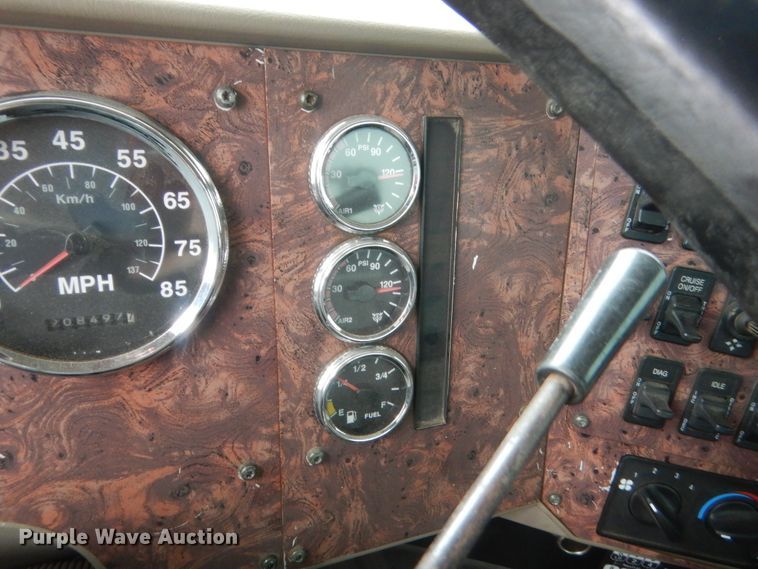 image for item DJ2233 2002 International 9200i  semi truck