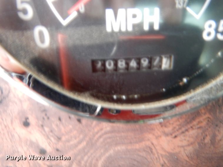 image for item DJ2233 2002 International 9200i  semi truck