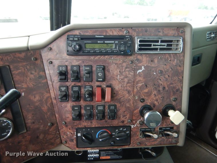 image for item DJ2233 2002 International 9200i  semi truck