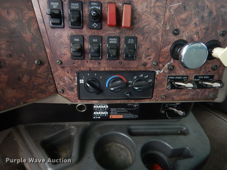 image for item DJ2233 2002 International 9200i  semi truck