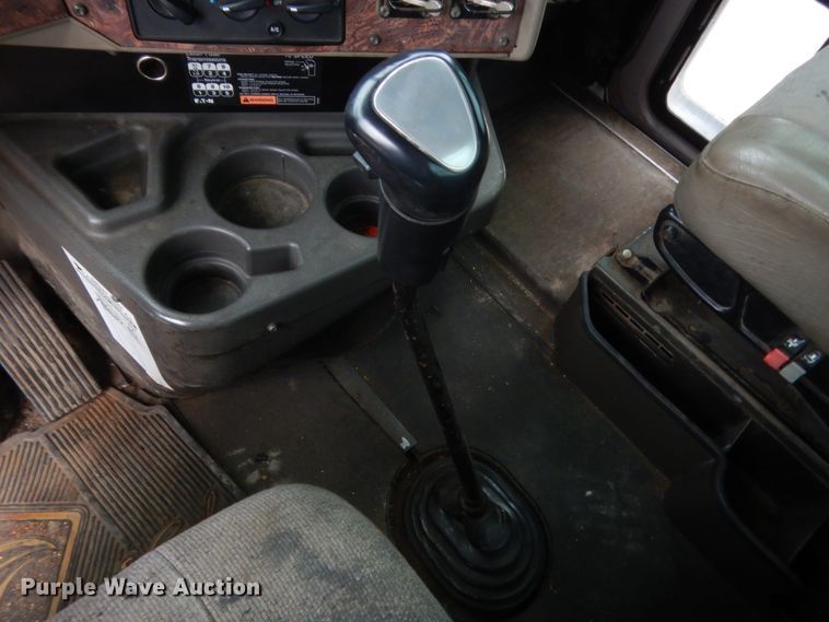 image for item DJ2233 2002 International 9200i  semi truck