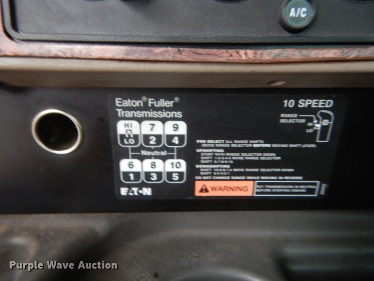 image for item DJ2233 2002 International 9200i  semi truck