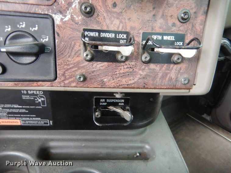 image for item DJ2233 2002 International 9200i  semi truck