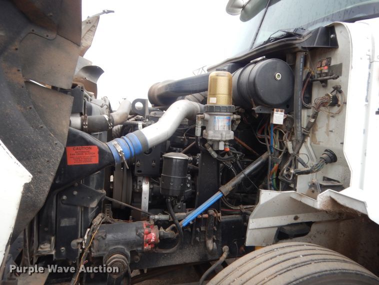 image for item DJ2233 2002 International 9200i  semi truck