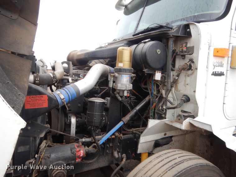 image for item DJ2233 2002 International 9200i  semi truck