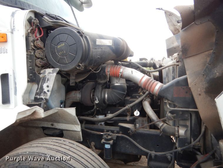 image for item DJ2233 2002 International 9200i  semi truck