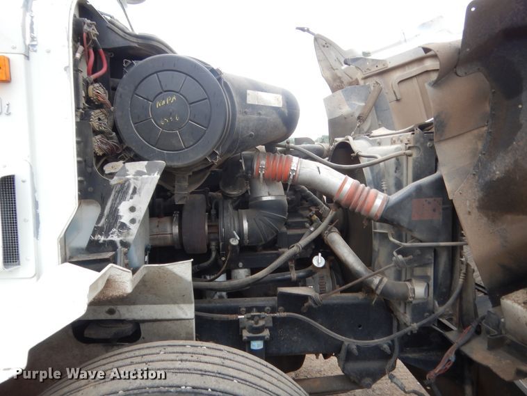 image for item DJ2233 2002 International 9200i  semi truck