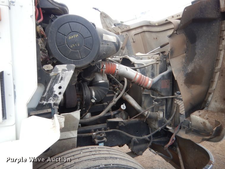 image for item DJ2233 2002 International 9200i  semi truck