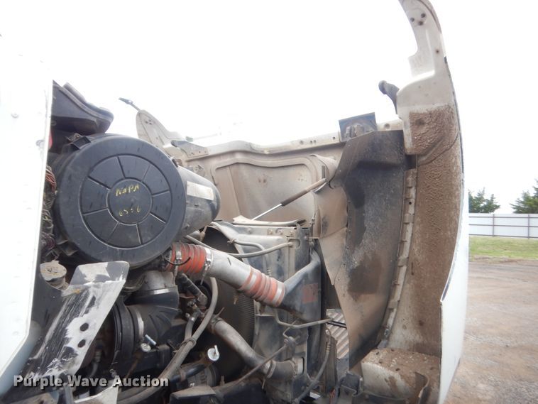 image for item DJ2233 2002 International 9200i  semi truck