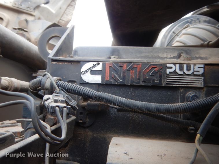 image for item DJ2233 2002 International 9200i  semi truck