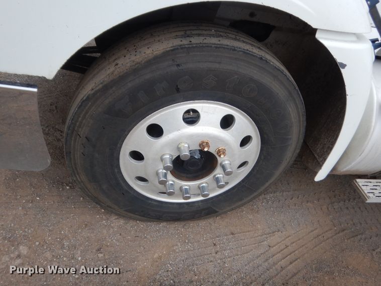 image for item DJ2233 2002 International 9200i  semi truck