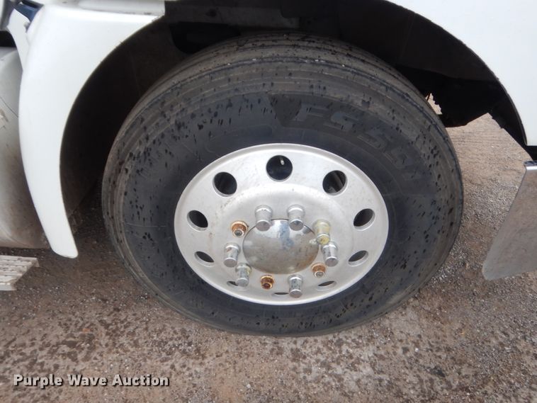 image for item DJ2233 2002 International 9200i  semi truck