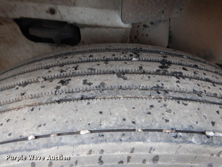 image for item DJ2233 2002 International 9200i  semi truck