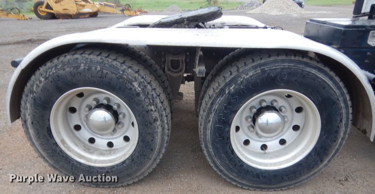 image for item DJ2233 2002 International 9200i  semi truck