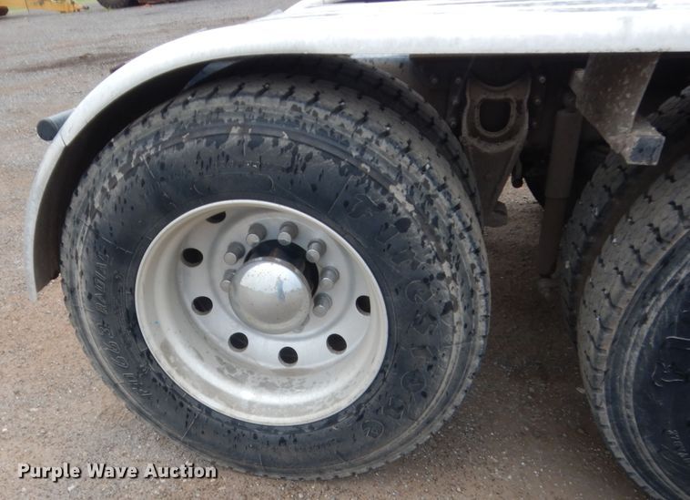 image for item DJ2233 2002 International 9200i  semi truck