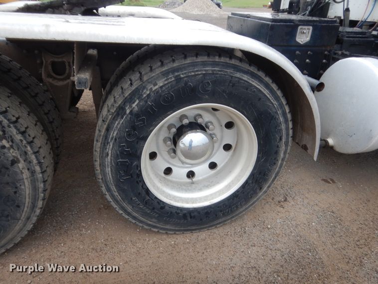 image for item DJ2233 2002 International 9200i  semi truck