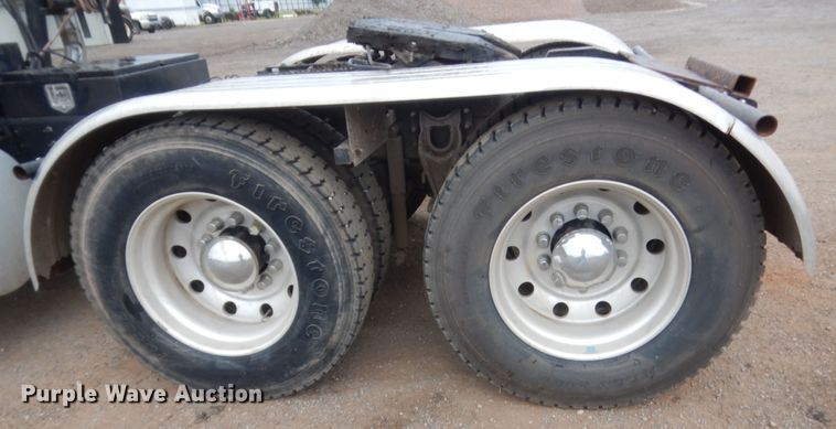 image for item DJ2233 2002 International 9200i  semi truck