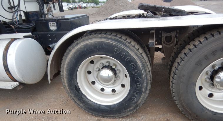 image for item DJ2233 2002 International 9200i  semi truck