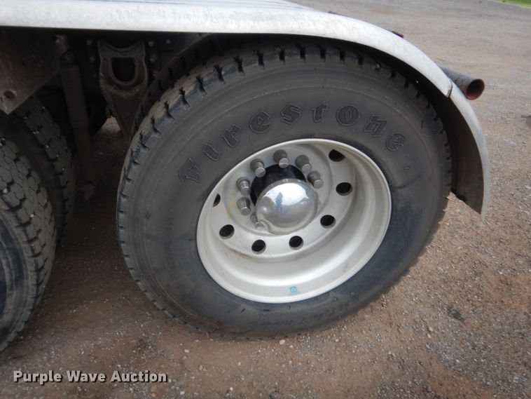 image for item DJ2233 2002 International 9200i  semi truck