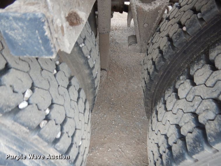 image for item DJ2233 2002 International 9200i  semi truck