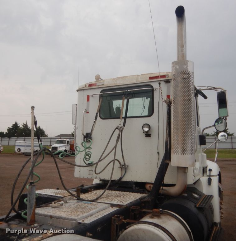 image for item DJ2234 2003 International 9100i  semi truck