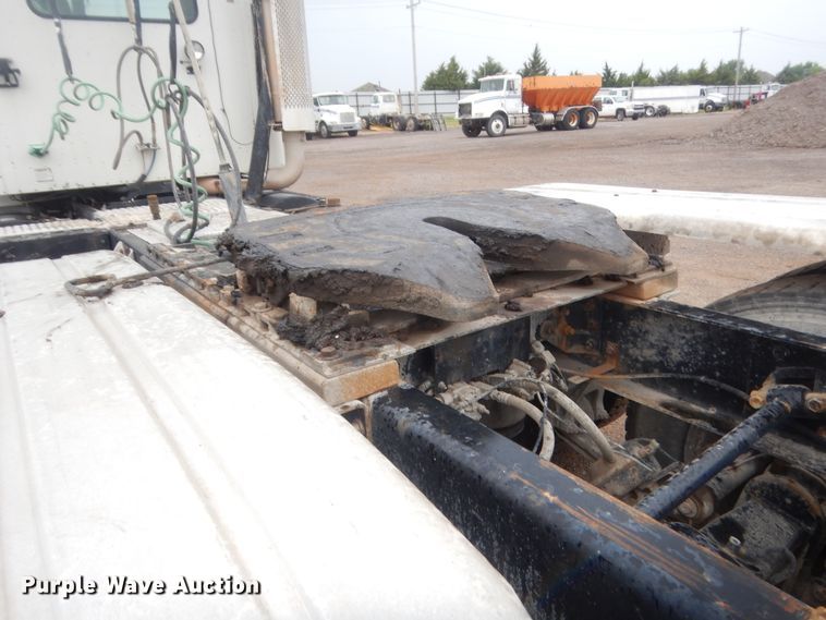 image for item DJ2234 2003 International 9100i  semi truck