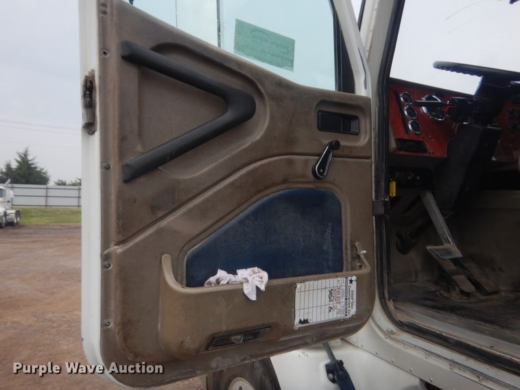 image for item DJ2234 2003 International 9100i  semi truck