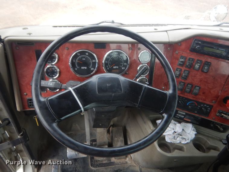 image for item DJ2234 2003 International 9100i  semi truck