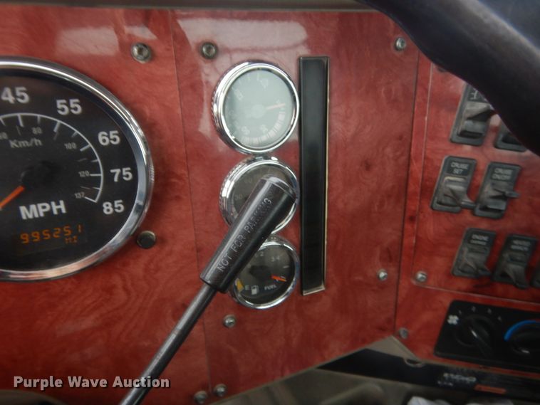 image for item DJ2234 2003 International 9100i  semi truck