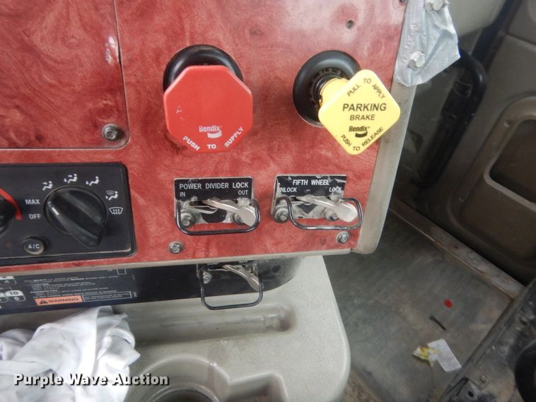 image for item DJ2234 2003 International 9100i  semi truck