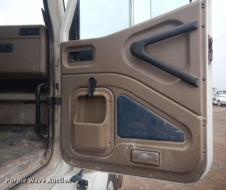 image for item DJ2234 2003 International 9100i  semi truck