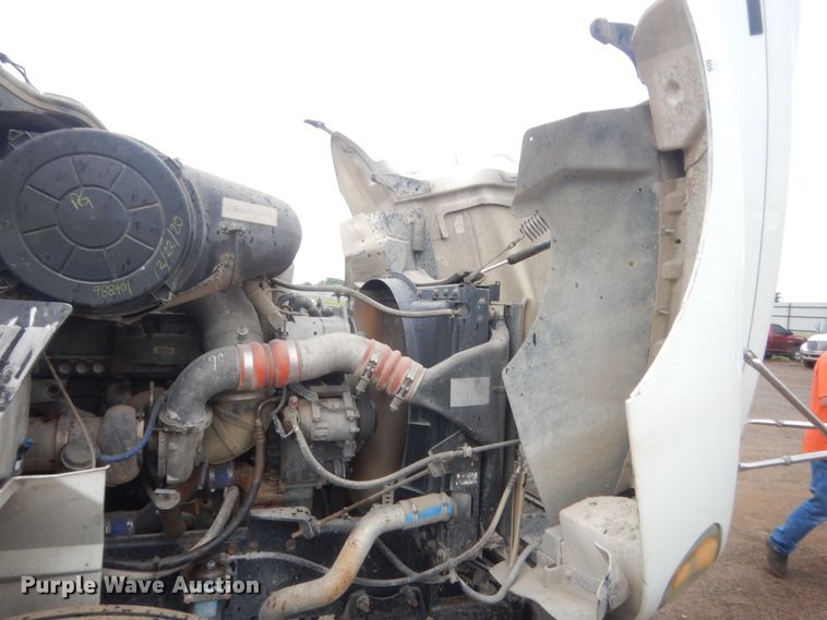 image for item DJ2234 2003 International 9100i  semi truck