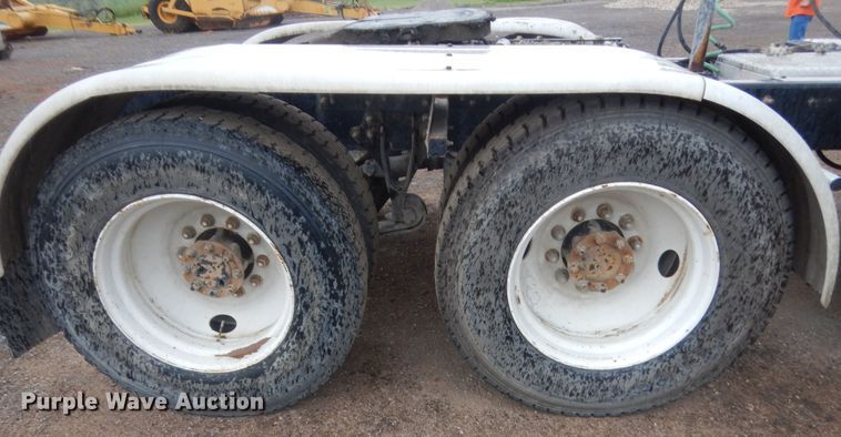 image for item DJ2234 2003 International 9100i  semi truck