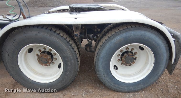 image for item DJ2234 2003 International 9100i  semi truck