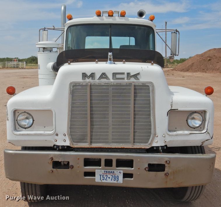 image for item DK2420 1982 Mack R686ST  semi truck