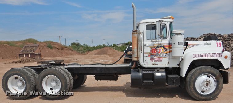 image for item DK2420 1982 Mack R686ST  semi truck