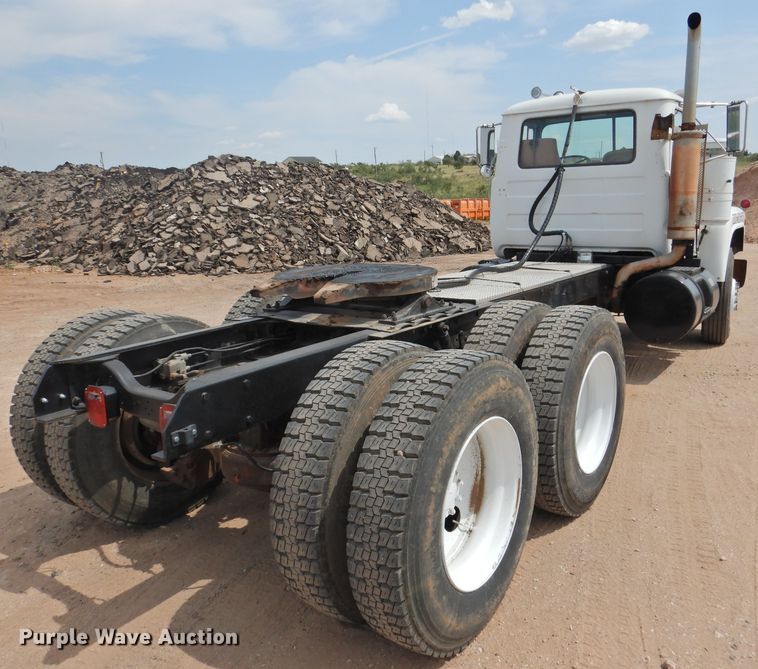 image for item DK2420 1982 Mack R686ST  semi truck