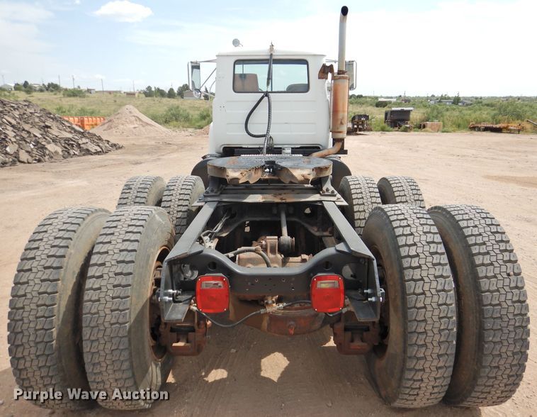 image for item DK2420 1982 Mack R686ST  semi truck