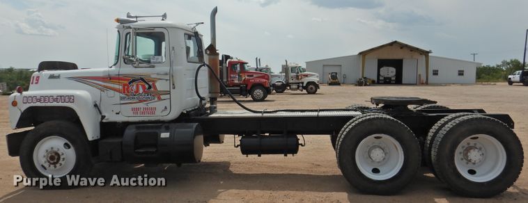 image for item DK2420 1982 Mack R686ST  semi truck