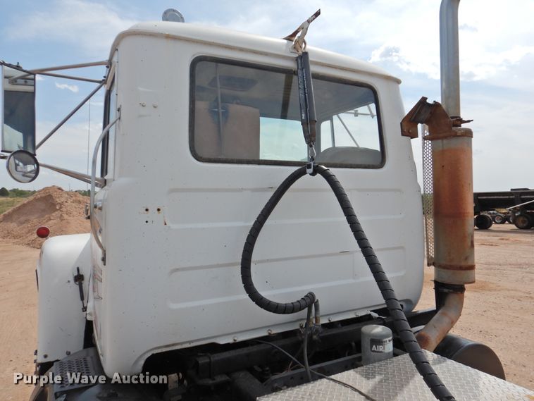 image for item DK2420 1982 Mack R686ST  semi truck