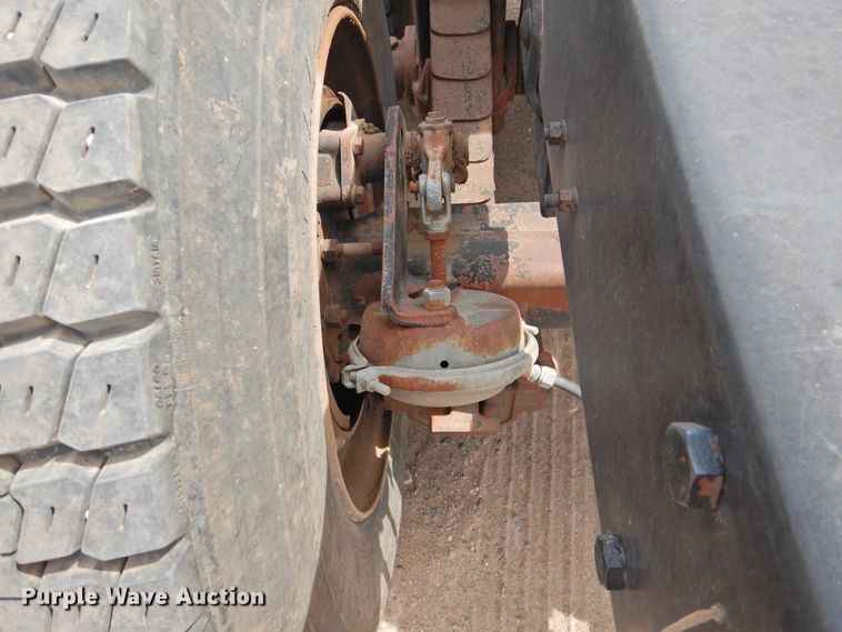 image for item DK2420 1982 Mack R686ST  semi truck